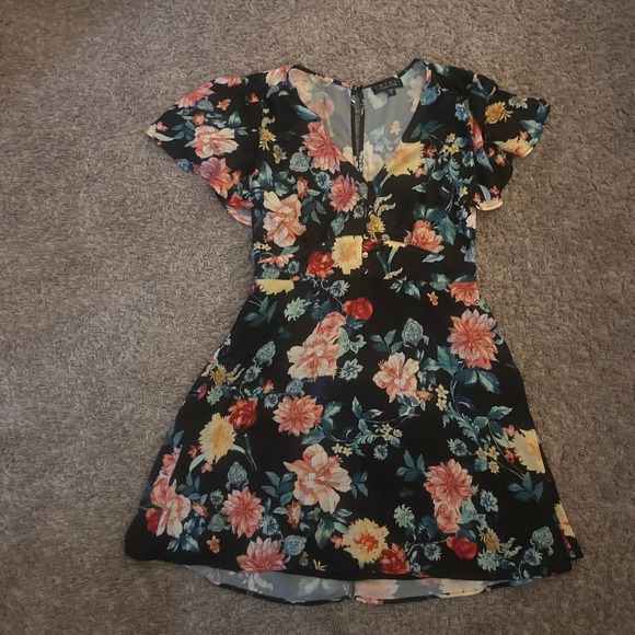 Trixxi Dresses & Skirts - Trixxi Floral Mini Dress Black V-Neck Flutter Sleeve XL 26R4511EVI
